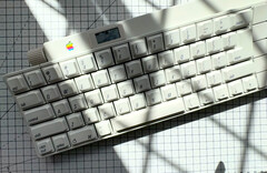 Este teclado Apple Desktop Bus Keyboard de 1986 es inalámbrico y cuenta con una pantalla OLED integrada y un mando giratorio. (Fuente de la imagen: mtt en YouTube)