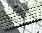 Este teclado Apple Desktop Bus Keyboard de 1986 es inalámbrico y cuenta con una pantalla OLED integrada y un mando giratorio. (Fuente de la imagen: mtt en YouTube)