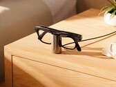 El soporte de carga para las Meta Glasses funciona de maravilla como cargador de sobremesa o de mesita de noche.