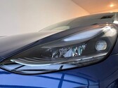 Un primer plano de los faros LR del Model 3 de 2021