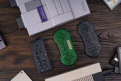 8BitDo ha dado un nuevo aire a otra serie de mandos con su último lanzamiento de la &quot;Serie Transparente&quot;. (Fuente de la imagen: 8BitDo)