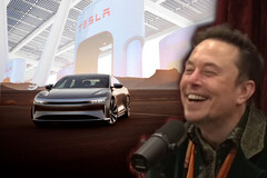 Ellon Musk acudió a las redes sociales para burlarse de Lucid por adoptar el hardware de carga NACS de Tesla. (Fuente de la imagen: PowerfulJRE en YouTube/Tesla/Lucid - editado)