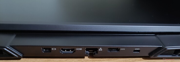 Conectores traseros: mini DisplayPort 1.4a, HDMI 2.1, toma 2,5 GbE, toma Poer, bloqueo Kensington