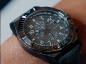 Un primer plano del Citizen Nighthawk CA0897-04H con su esfera de color gris oscuro.