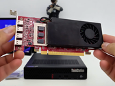 Una imagen de la GPU AMD RX7400 sobre una ThinkStation de Lenovo.