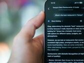 Alguien usando su teléfono para encontrar un restaurante con Gemini