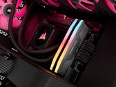 Se muestra la memoria RAM Corsair Vengeance RGB RS DDR5 en PC