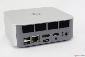 Trasera: USB-A 3.2 (10 Gbps), USB-A 2.0 (480 Mbps), RJ-45 (2,5 Gbps), DisplayPort 1.4 (4K@144), USB-A 2.0 (480 Mbps), HDMI 2.1 (4K@120), auriculares de 3,5 mm, USB-C 4.0 con DisplayPort + Power Delivery (40 Gbps), adaptador de CA