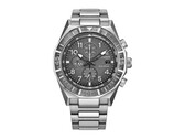 Vista frontal del cronógrafo Citizen Nighthawk CA0890-54H, con esfera gris, bisel giratorio, tres subesferas y brazalete de acero inoxidable.