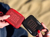 La función AirTouch del JBL Go 5 le permite emparejar dos altavoces chocándolos entre sí.