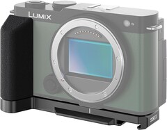 Apenas se distingue la puerta del micrófono a la izquierda (imagen derecha) de la Panasonic Lumix S9 (Fuente de la imagen: Amazon)