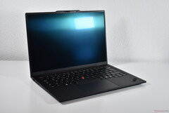 Incorporaciones sorprendentes: Lenovo lanza oficialmente más opciones para el ThinkPad X1 Carbon Gen 13 (imagen: Portátil Lenovo ThinkPad X1 Carbon Gen 13, fuente de la imagen: Benjamin Herzig/Notebookcheck.net)