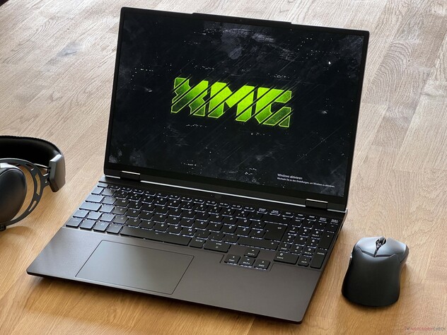 La Schenker XMG Evo 15 M24 y su diminuta muesca de marcha atrás (Fuente de la imagen: Notebookcheck)