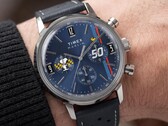 Cronógrafo Peanuts® x Timex Marlin® en la muñeca, que destaca por su esfera azul, su correa de piel azul perforada y su diseño de cronógrafo inspirado en Snoopy.