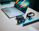 El SoC Qualcomm Snapdragon X Elite del Asus Vivobook S15 apenas necesita un adaptador de corriente para alcanzar su pleno rendimiento. (Fuente de la imagen: Alex Waetzel / Notebookcheck)