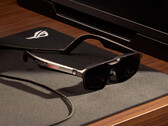 Los ROG Xreal R1 vienen con un dock y cuestan 849 dólares. En la imagen: Una imagen promocional que muestra las gafas sobre una mesa.