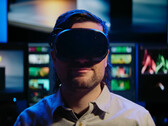 Se muestra a un jugador con las gafas de realidad virtual Valve Steam Frame.