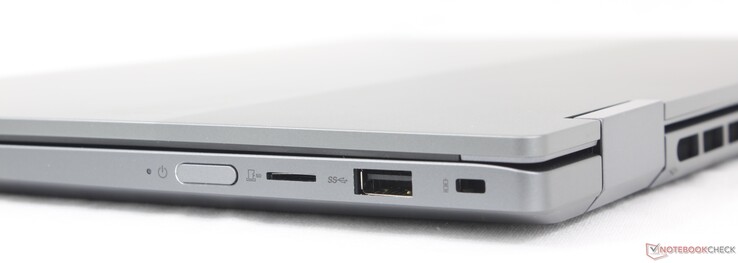 Derecha: Botón de encendido, lector MicroSD, USB-A (5 Gbps), bloqueo Kensington Nano