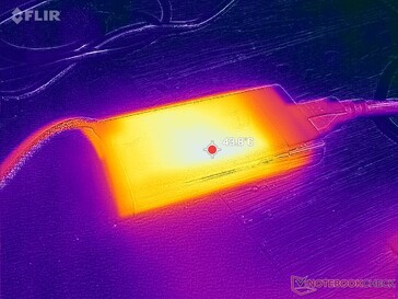 El adaptador de CA alcanza más de 44 C cuando funciona con cargas exigentes