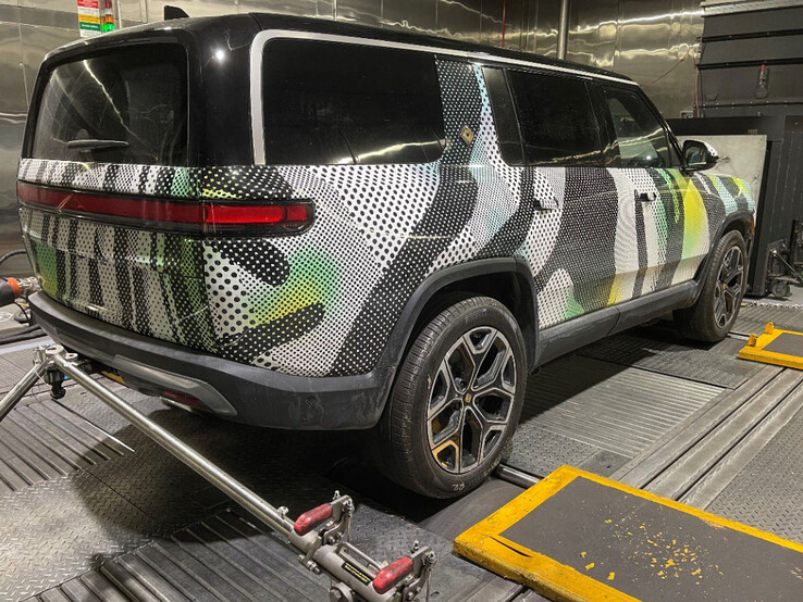 La parte trasera de una Rivian R1S sometida recientemente a pruebas y validación en climas fríos. (Fuente de la imagen: EPA vía Rivian Forums)