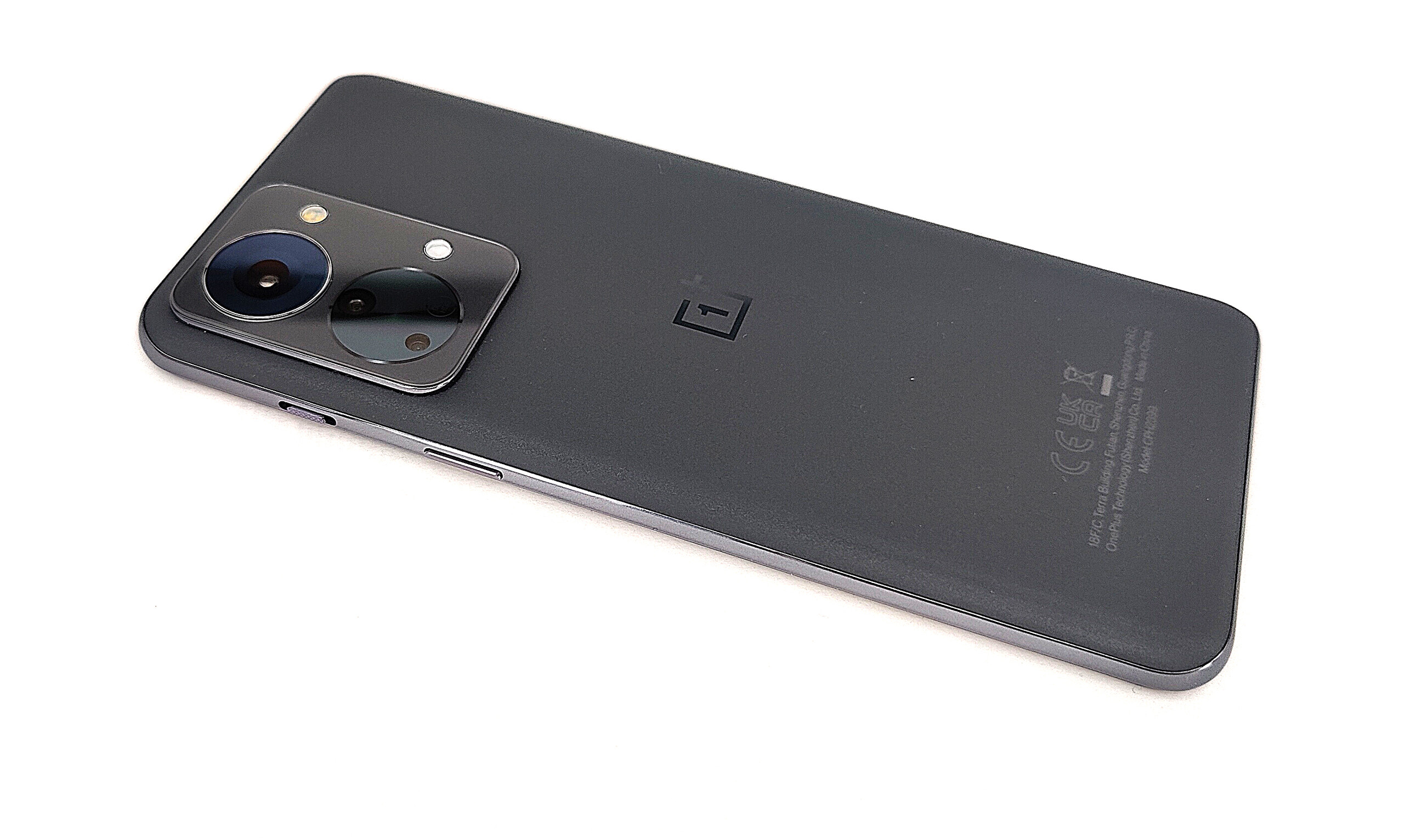 OnePlus Nord 2T 5G, un móvil solvente que acaricia la gama alta