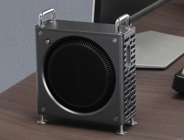 El Zeera MacForge tiene un botón metálico que se presiona contra el botón de encendido del Mac Mini. (Fuente de la imagen: Zeera)