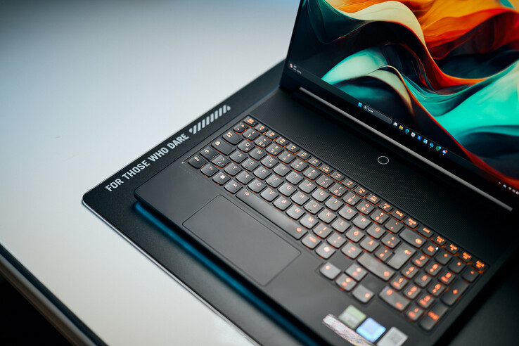 El Lenovo Legion 9 desplaza el teclado hacia abajo para hacer sitio a una mayor refrigeración, sin que quede mucho espacio para un gran trackpad.