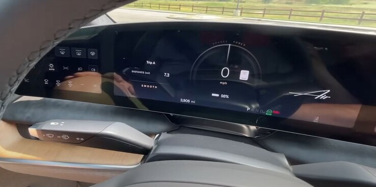 El Lucid Air GT inició el viaje con un 98% de batería. (Fuente de la imagen: TFLEV vía YouTube)