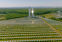 El campo de espejos sirve para concentrar la radiación solar en el receptor solar para permitir un proceso termoquímico (Fuente de la imagen: Fraunhofer)