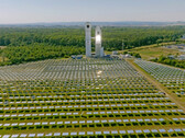 El campo de espejos sirve para concentrar la radiación solar en el receptor solar para permitir un proceso termoquímico (Fuente de la imagen: Fraunhofer)