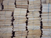 Altas pilas de expedientes de papel agrupados y atados con cuerda