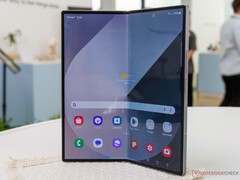 Se rumorea que el Galaxy Z Fold7 contará con una pantalla plegable AMOLED de 2.600 nits, al igual que el Galaxy Z Fold6 de la imagen. (Fuente de la imagen: Notebookcheck)