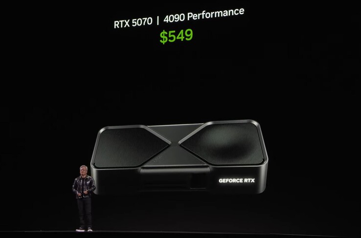 Jensen Huang desvelando la RTX 5070 con el rendimiento de la RTX 4090. (Fuente de la imagen: Nvidia)