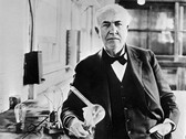 Thomas Edison con la bombilla que inventó en 1883 (Fotógrafo desconocido, Dominio público, vía Wikimedia Commons)