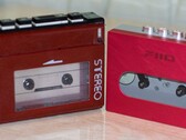 El reproductor de casetes portátil Sanyo de los años 80 (izquierda) junto al Fiio CP13 de 2024 (derecha). Fuente de la imagen: MySKU