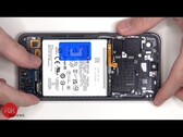 El Samsung Galaxy S24 FE demuestra ser fácil de reparar en el desmontaje. (Fuente de la imagen: YouTube / PBKreviews)