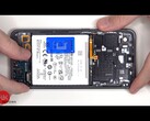 El Samsung Galaxy S24 FE demuestra ser fácil de reparar en el desmontaje. (Fuente de la imagen: YouTube / PBKreviews)