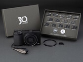El kit de la Ricoh GR IV Edición 30.º Aniversario incluye accesorios y insignias conmemorativos.