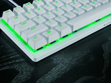 Ángulo lateral del Razer Huntsman V3 Pro Mini blanco (Fuente de la imagen: Razer PR)