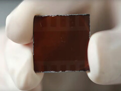 Pequeña pero extremadamente potente: una célula solar de perovskita estable. (Imagen: youtube/Universidad de Rice)