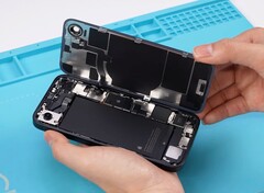 El Apple iPhone 16e hace que sea relativamente fácil sustituir la batería y la parte trasera. (Fuente de la imagen: REWA Technology)