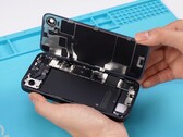 El Apple iPhone 16e hace que sea relativamente fácil sustituir la batería y la parte trasera. (Fuente de la imagen: REWA Technology)