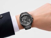 Reloj Citizen Attesa CC4107-80H en la muñeca, en el que destacan su caja de titanio totalmente negra y su brazalete integrado.