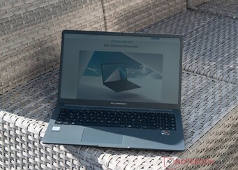 Asus ExpertBook B1 en exteriores