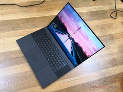 El Dell XPS 17 9700, que se enfrenta a preocupantes problemas de carga, baja del 100 al 65 por ciento de la batería mientras se
