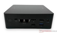 Lado izquierdo: OCulink, USB4, 2x RJ45-5G-Ethernet, DisplayPort 2.0, HDMI 2.1, USB 2.0, USB 3.2 Gen1, Conector de alimentación