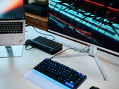 Una eGPU Aorus RTX 5060 Ti AI Box conectada a un portátil Lenovo ThinkPad X9 en el que se ejecuta Cyberpunk 2077 en un monitor externo.