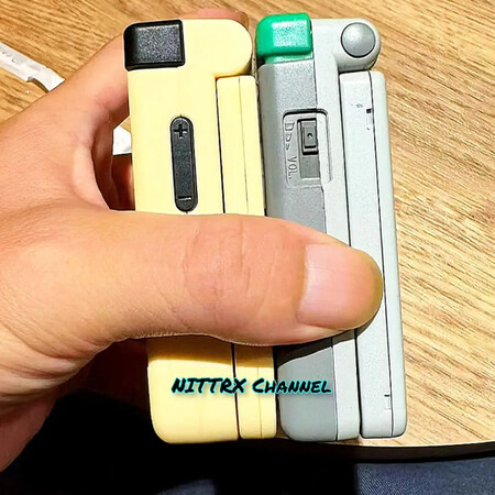 La Miyoo Mini Flip y la Game Boy Advance SP de izquierda a derecha. (Fuente de la imagen: NITTRX)