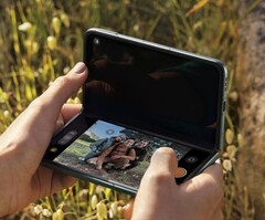 Los tamaños de pantalla filtrados del próximo Apple coinciden estrechamente con los del OPPO Find N2 fotografiado arriba. (Fuente de la imagen: OPPO)