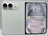 Un modelo de diseño del iPhone Ultra plegable en blanco.